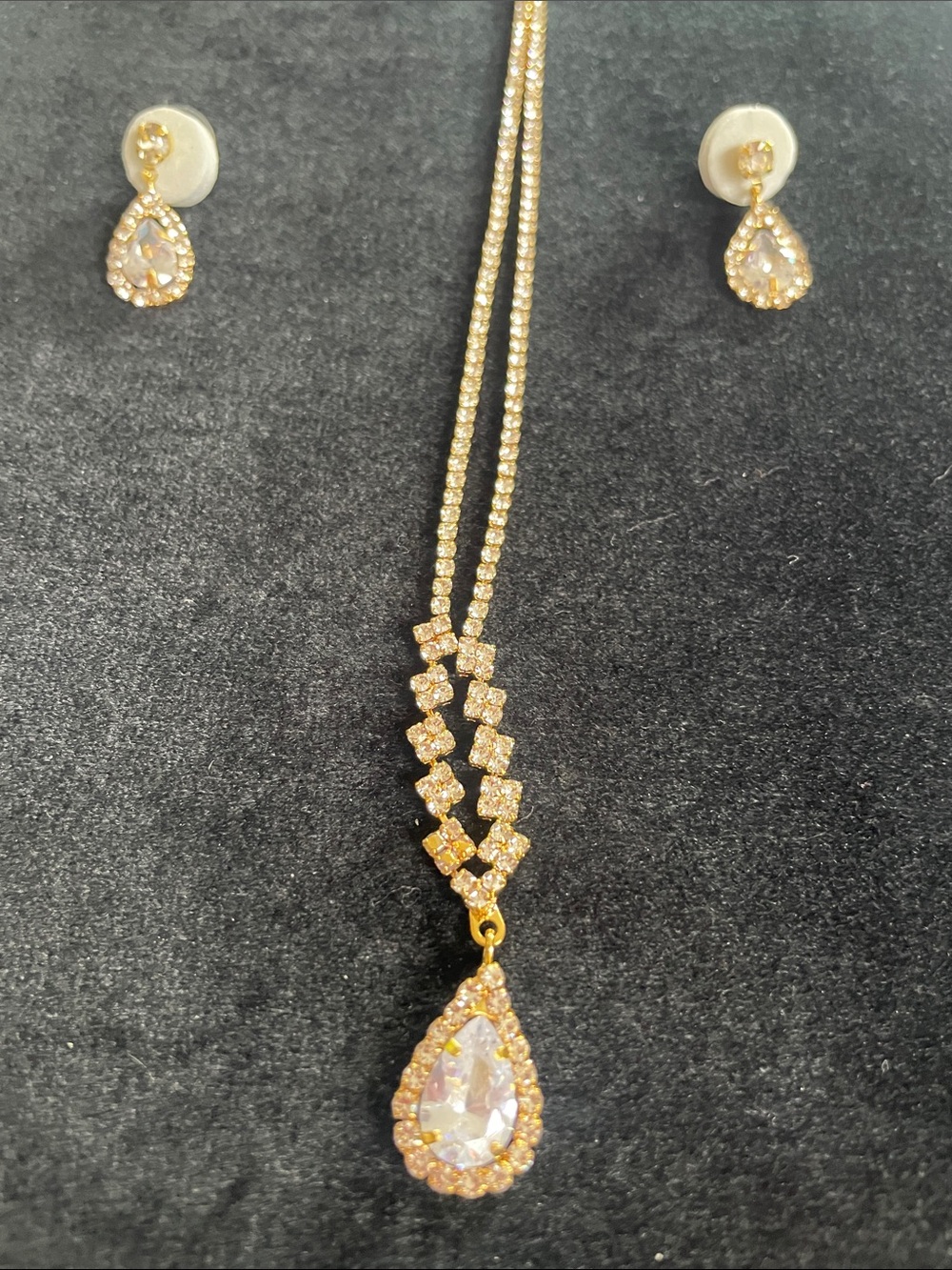 Gold tone Teardrop Crystal Pendant Necklace with Matching Earrings.